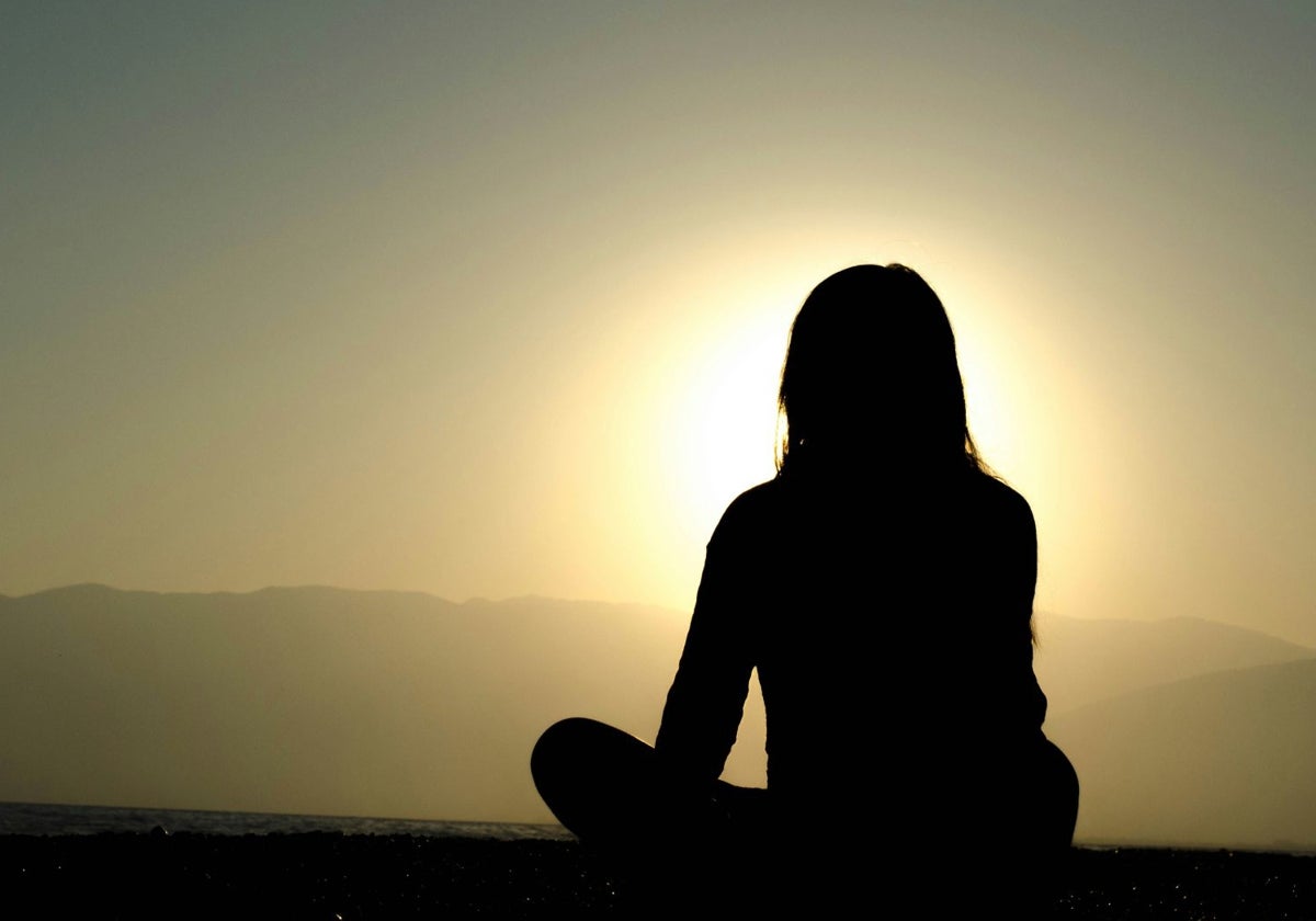 Una mujer, practicando la meditación.