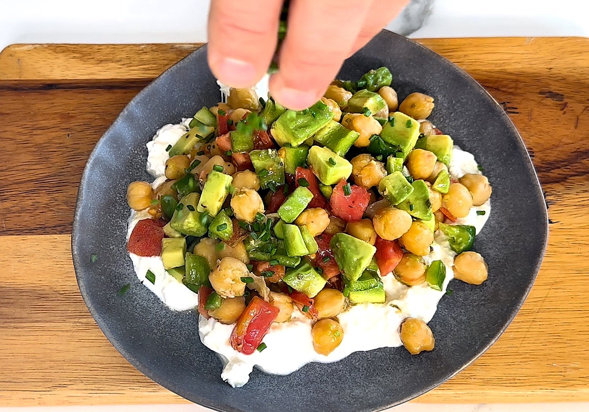 Ensalada de garbanzos asados con base de burrata.