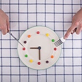 La hora a la que comes cada día tiene este efecto sobre tu salud