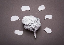 Defusión cognitiva, la habilidad mental que ayuda a lidiar con los pensamientos negativos