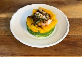 Timbal de mango, aguacate y langostinos, un entrante perfecto para una cena especial