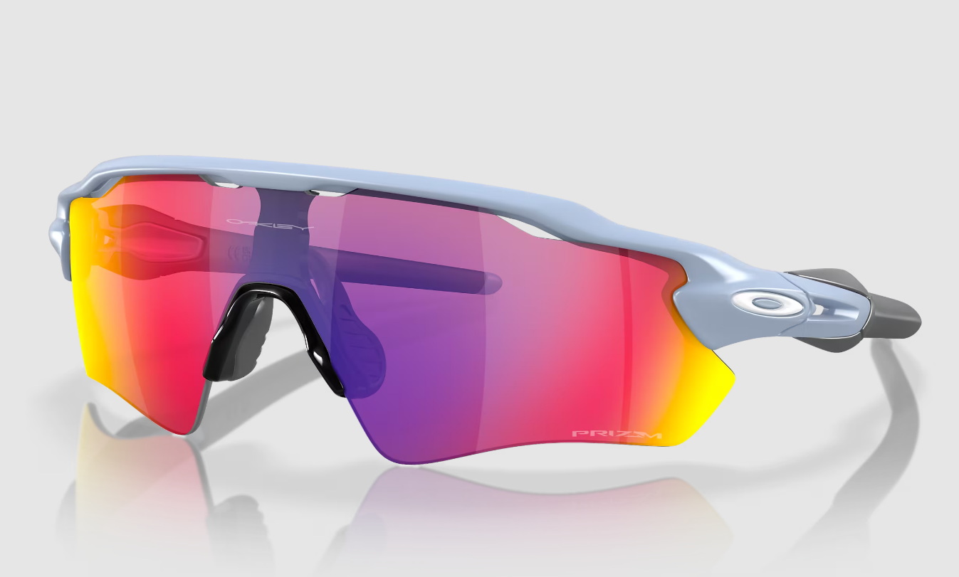 Una gafa de sol son imprescindibles en muchos deportes al aire libre, pero no cualquier gafa... Esta, la Oakley, es de Sunglass Hut y está diseñada para los amantes del running.