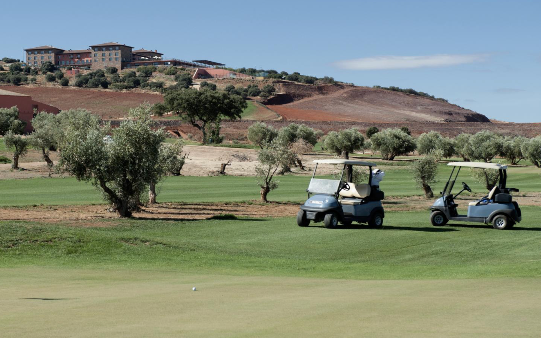 Los amantes del golf no pueden perderse una estancia en La Caminera Club de Campo (Torrenueva, Ciudad Real), que además de contar con espacio para la práctica de este deporte, ofrece spa, piscina al aire libre y un restaurante con estrella Michelin, todo ello en un entorno natural.