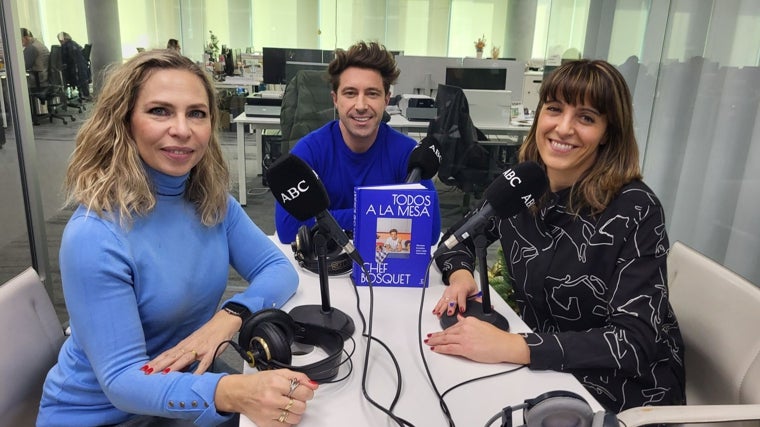 Las periodistas Laura Pintos y Raquel Alcolea, con Roberto Bosquet, Chef Bosquet, en el pódcast Abecedario del Bienestar.