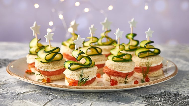 Canapés de salmón, queso crema y pepino.