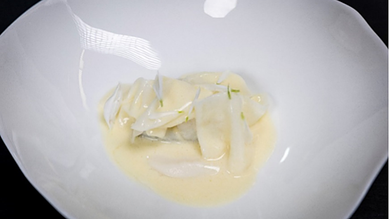 Bacalao de Islandia con almendras tiernas, coliflor y emulsión de ajoblanco.