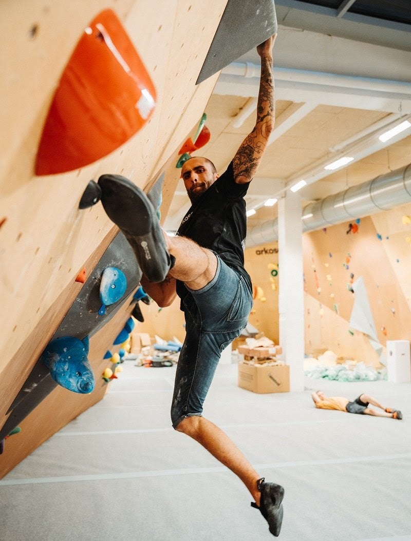 Para ese amigo o familiar que quiere probar un nuevo deporte, la escalada es una actividad en auge estos últimos años. Arkose, en Madrid, es la mejor opción.