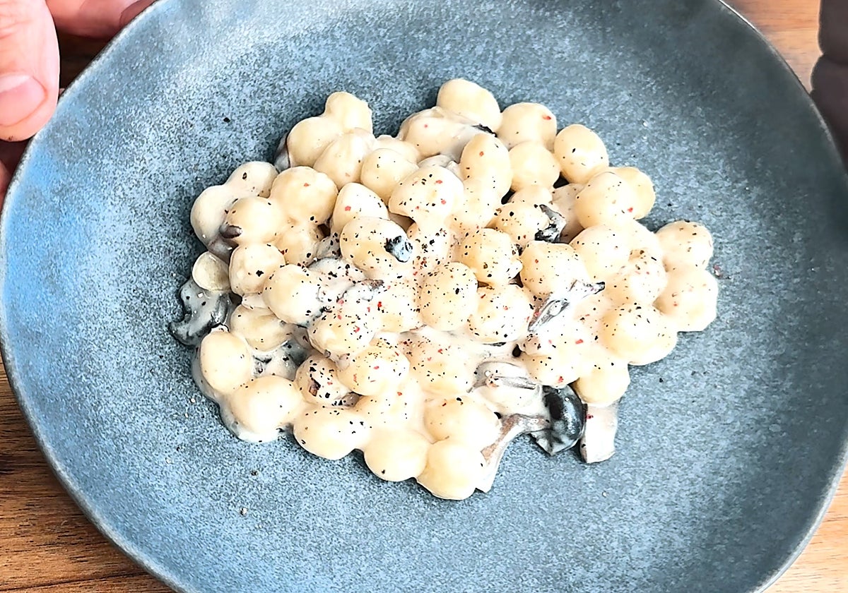 Gnocchi con salsa de coco, setas y champiñones.
