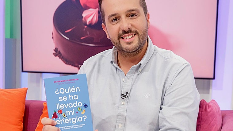 Héctor Castiñeira, con su libro.