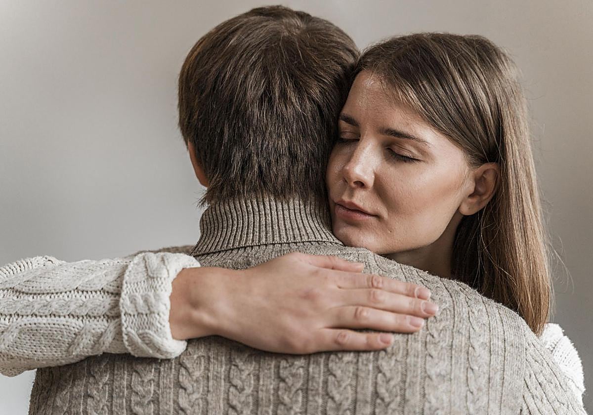Cómo deben cuidarse los familiares y amigos de una persona con cáncer.