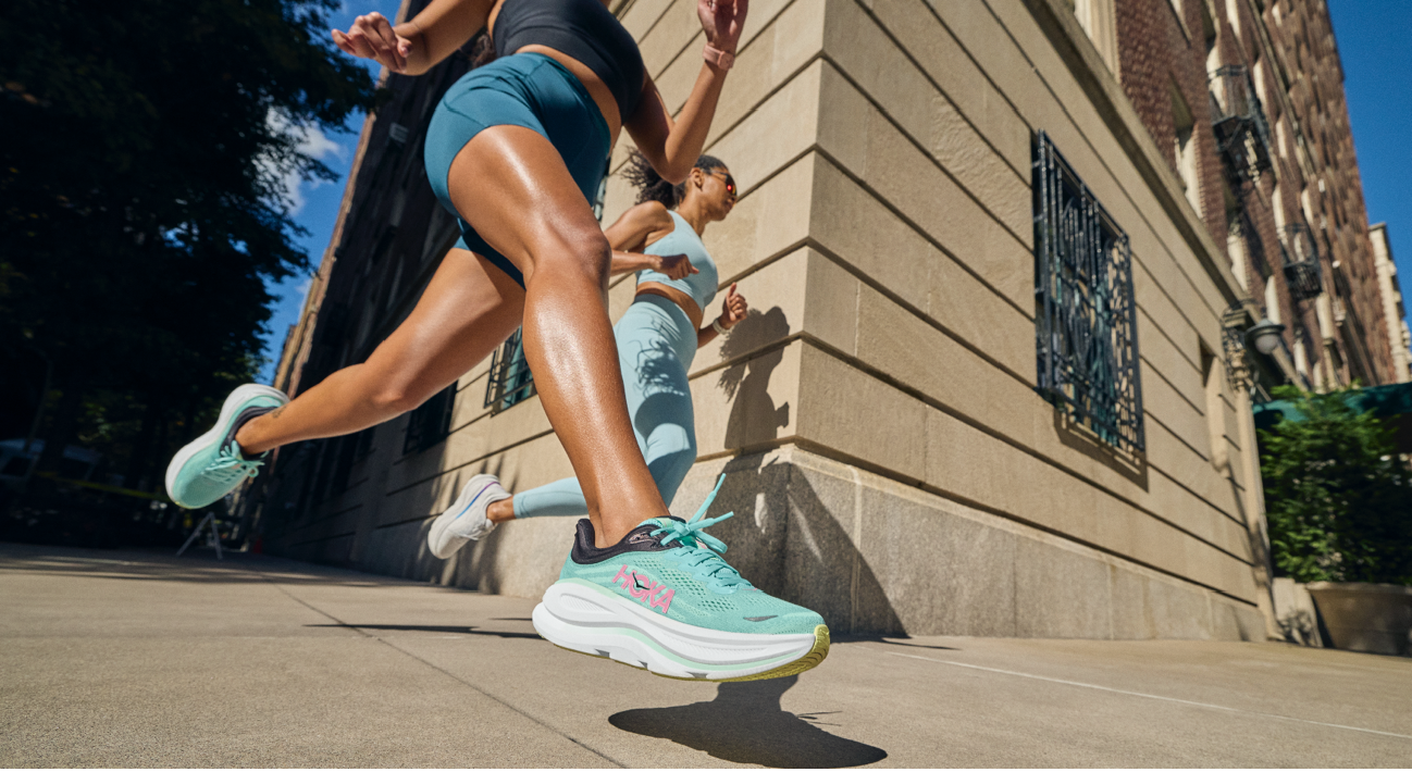 Los amantes del running no pueden perderse las nuevas Bondi 9, la última versión de las más icónicas zapatillas de asfalto de la Hoka. Esta actualización del modelo ofrece una comodidad máxima para las carreras diarias, brindando una experiencia aún más suave.