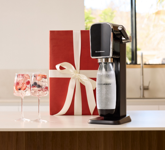 SodaStream permite crear bebidas burbujeantes al instante, personalizar cada bebida al máximo, ofreciendo la posibilidad de crear tus cocktails y refrescos favoritos, adaptándose a las preferencias de cada persona y proporcionando una experiencia completamente a medida desde su hogar.