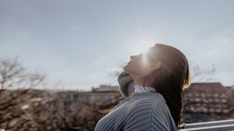 Vitamina D: cuándo debe suplementarse y qué alimentos la contienen