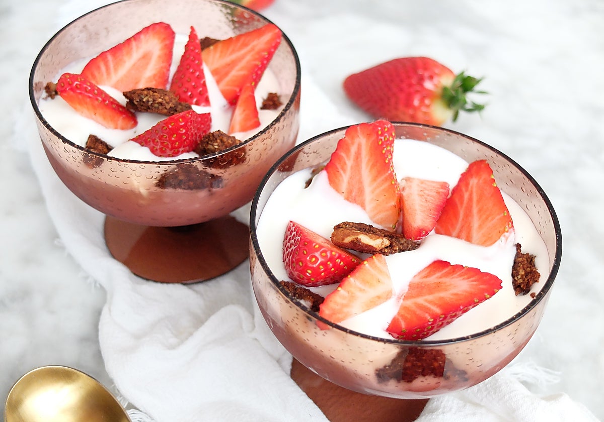 La receta del bol de yogur con fresas y galleta.