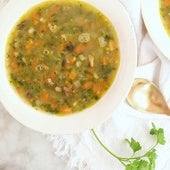 Sopa de vegetales y alubias: la receta perfecta para los días de frío y lluvia