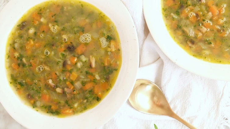 Sopa de vegetales y alubias: la receta perfecta para los días de frío y lluvia