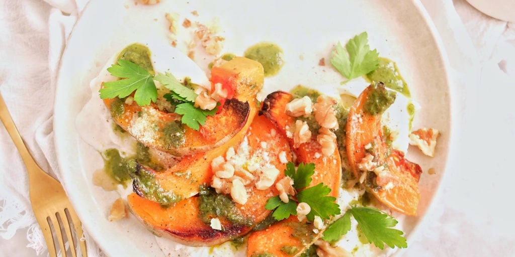 Calabaza asada al horno con burrata y pesto, un plato fácil y antioxidante