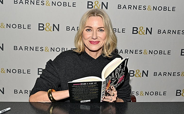 Imagen principal - Naomi Watts en la presentación de su libro en EEUU, con su actual marido Billy Cudrup y en la portada de su obra.
