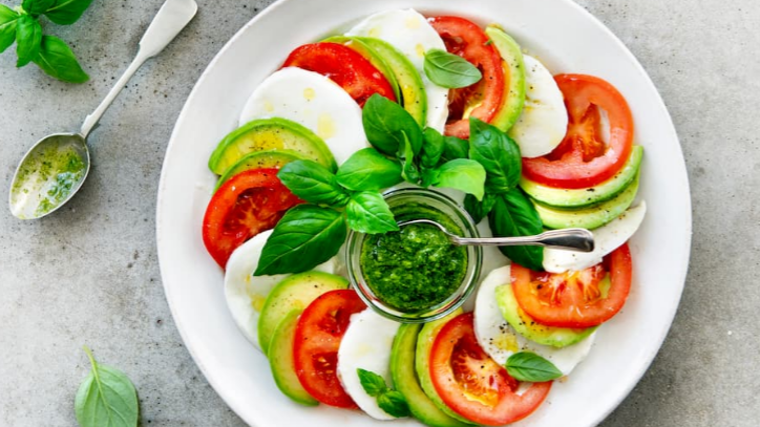 Ensalada italiana de caprese con aguacate.