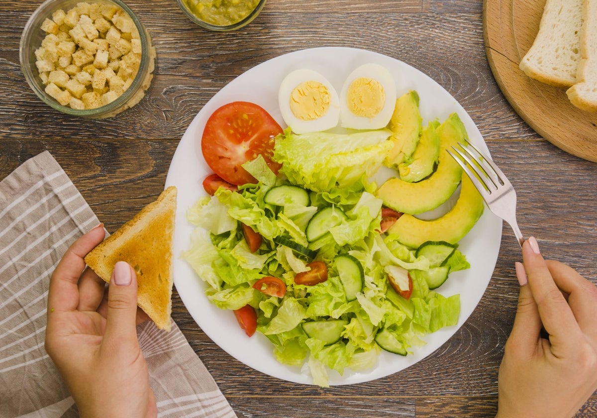 Una ensalada ligera no siempre es la mejor opción.