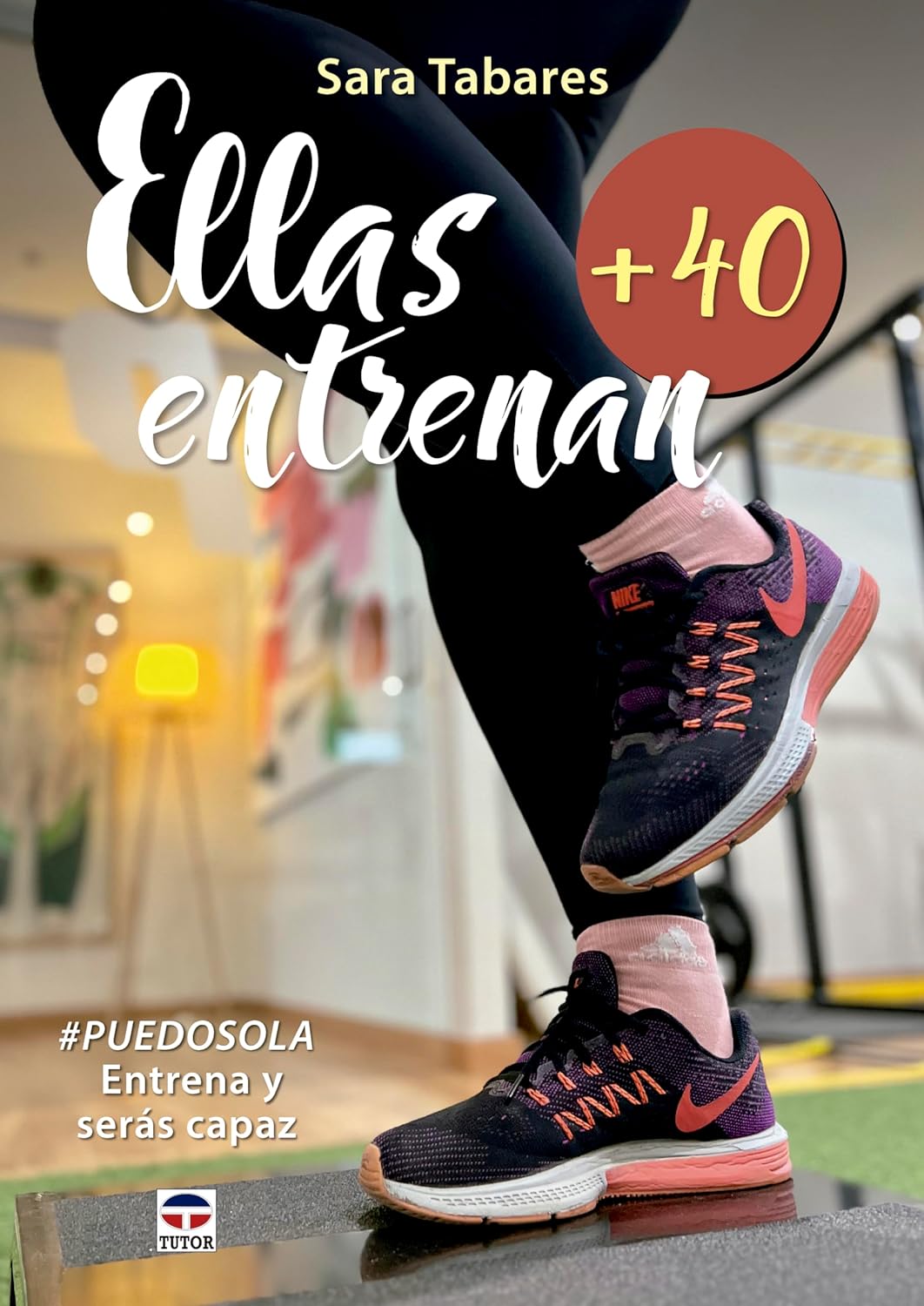 Ellas entrenan +40, de Sara Tabares (Ediciones Tutor). La directora de Performa y experta en fitness ofrece en este libro una recopilación rigurosa y precisa de estudios y de testimonios que reflejan la importancia de la actividad física en la salud a partir de los 40. Además, pone el acento en el uso del entrenamiento de fuerza como herramienta para reducir el riesgo de sufrir múltiples patologías, ayduar a mejorar la composición corporal y miminizar los síntomas de la menopausia.