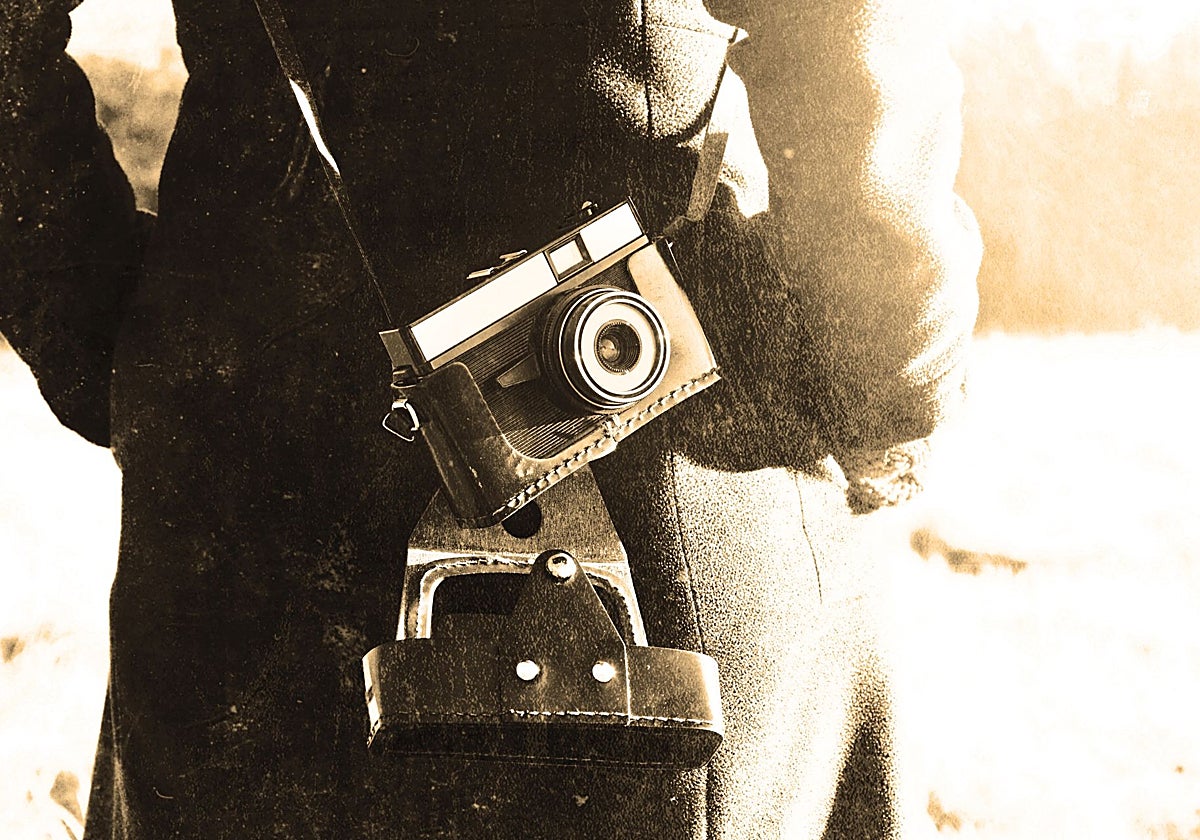 Una mujer con una cámara vintage.