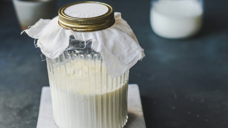 Los alimentos fermentados ayudan con la alergia.
