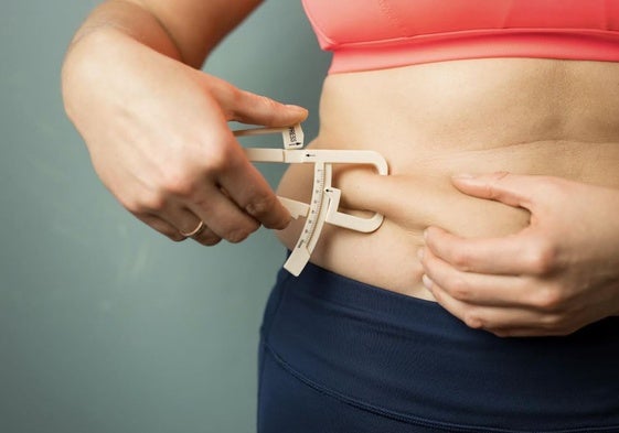 Qué porcentaje de grasa corporal, ya sea por mucha o poca, es peligroso para la salud