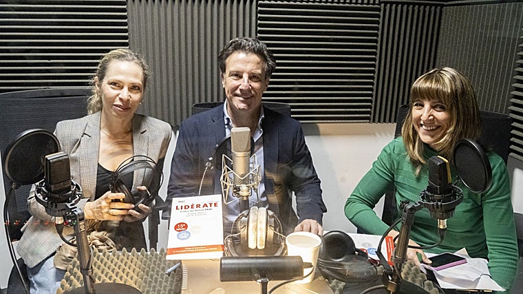 Agustín Peralt, junto a las periodistas Laura Pintos y Raquel Alcolea durante la grabación del pódcast 'Abecedario del Bienestar'