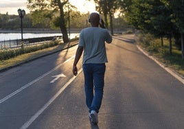 Un entrenador personal explica por qué caminar no es suficiente para adelgazar: «Para perder un kilo de grasa corporal...»