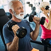 ¿Qué tener en cuenta para empezar a hacer pesas a los cincuenta?