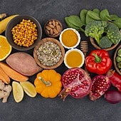 Lo que comes influye en tu piel: estas tres acciones hacen que envejezca más rápido