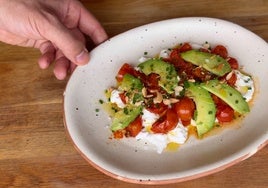La cena perfecta: ensalada tricolor con aguacate, burrata y tomate y toque de frutos secos
