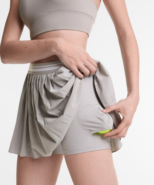 Rebajas para los forofos del pádel o ténis... Falda plisada con short interior compressive y con cintura elástica, con detalle de bolsillo en el lateral derecho y para pelota en el lateral izquierdo. Disponible en Oysho por 22,99 euros (antes 29,99 euros). 