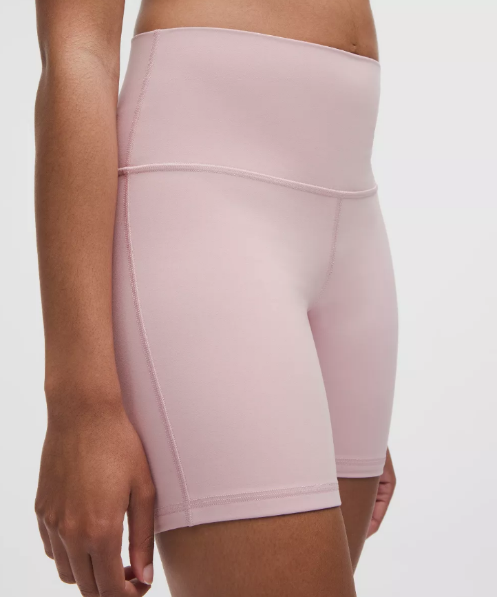Cuando la sensación de no notar nada lo es todo. La colección lululemon Align™, confeccionada con tejido Nulu™, es tan ligera y suave que lo único que sentirás es tu práctica de yoga. Antes 58 euros y ahora 34 euros.