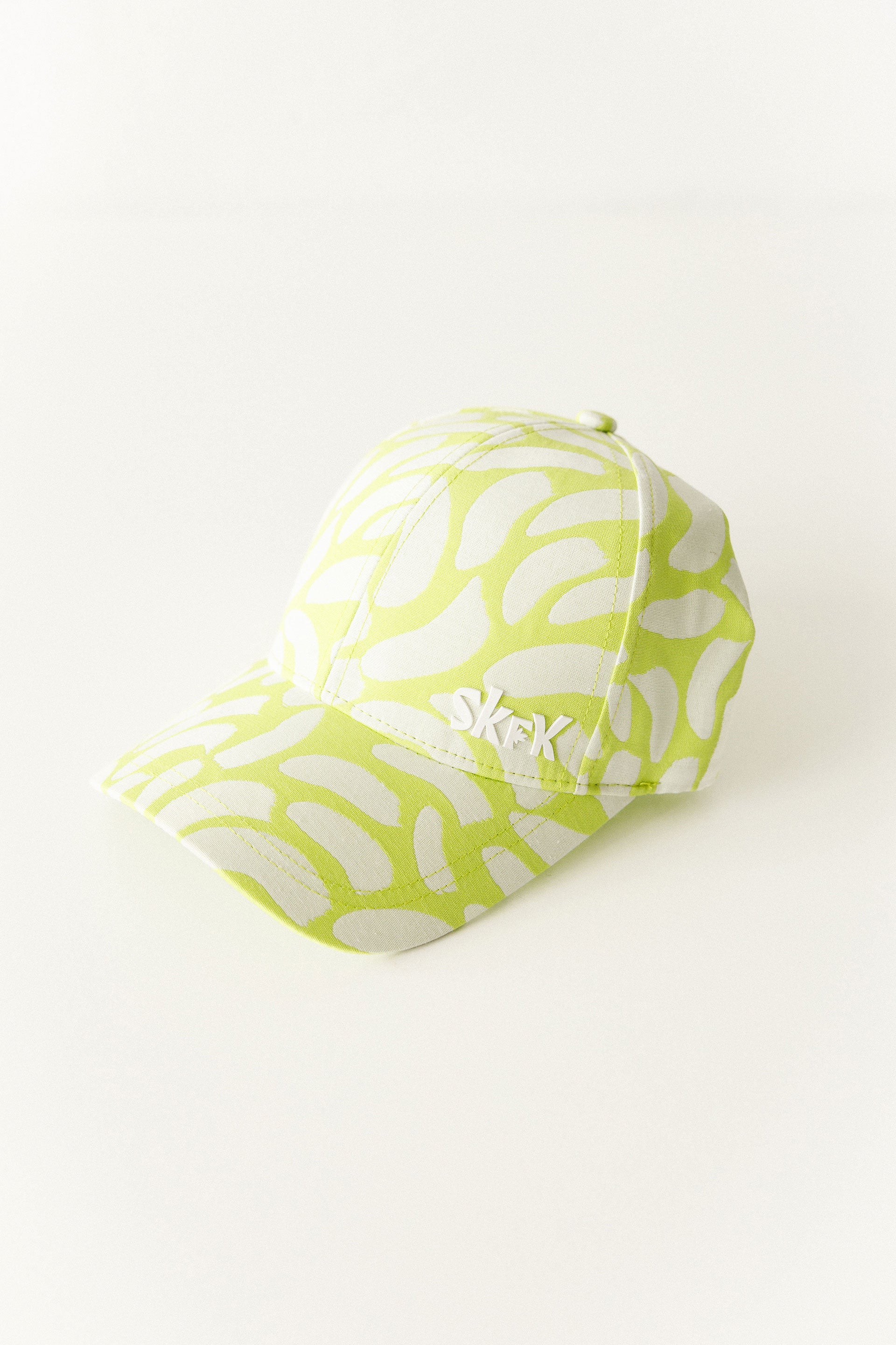 Una gorra es estrictamente necesaria si vamos a pasar mucho tiempo al sol, y la de SKFK reúne todo para convertirse en la mejor elección. Disponible por 31,50 euros (antes por 45 euros).