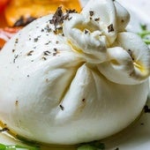 Por qué la burrata sí es para el verano: tres recetas deliciosas, nutritivas, saciantes y llenas de color