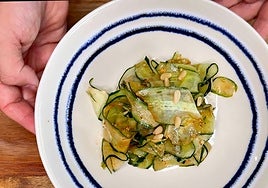 Ensalada de pepino laminado, el entrante original y ligero que nunca falla en verano