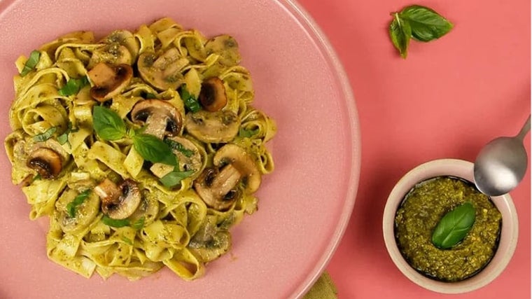 Pasta con champiñones y pesto