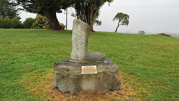 Una bota de agua en memoria de Cliff Young en su ciudad natal Beech Forrest