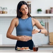 Mujer esperando para comer y así respetar su tiempo de ayuno