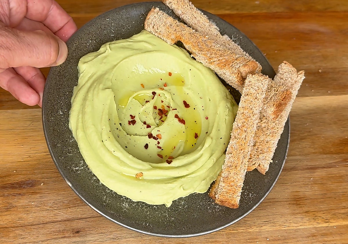Así se prepara este hummus de aguacate y alubias.