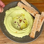 Hummus de aguacate y alubias: así es el picoteo más sano del verano