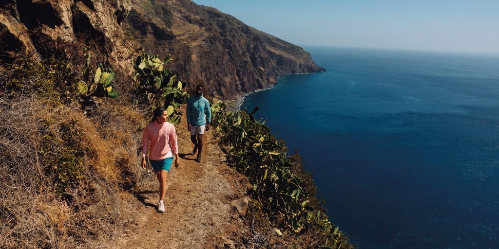 Los imprescindibles que hay que llevar a una excursión de senderismo en verano