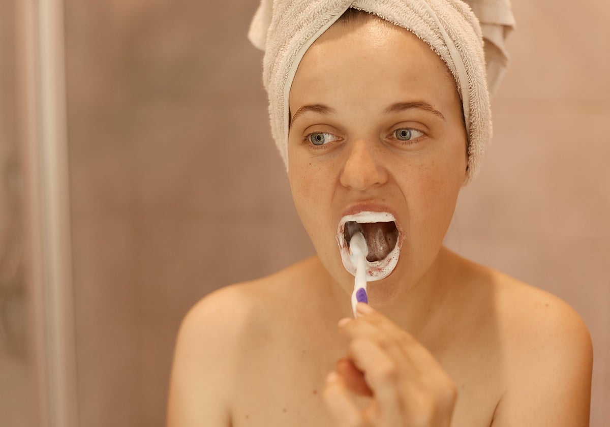 ¿Enjuagarse con agua? ¿Cepillo eléctrico o manual? Los grandes mitos de la higiene bucodental