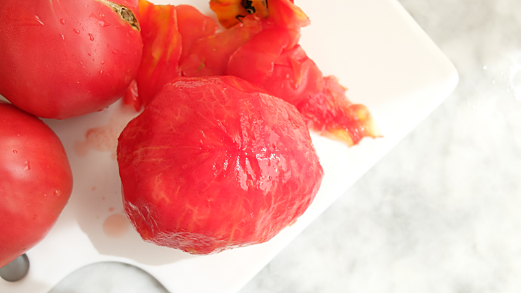 Los tomates deben de ser lavados, pelados y troceados