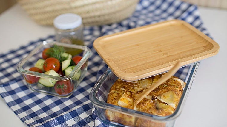 Ensalada de tomate y bonito con tortilla paisana