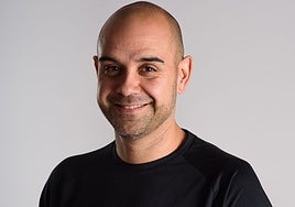 Juanma Ortega, fisioterapeuta: «Más del 80% de los dolores lumbares tienen su origen en las piernas, no en la espalda»