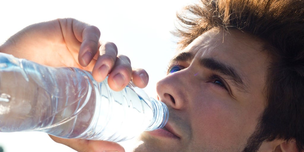 Por qué beber más de dos litros de agua al día puede perjudicar la salud y no es un consejo válido para cualquier persona