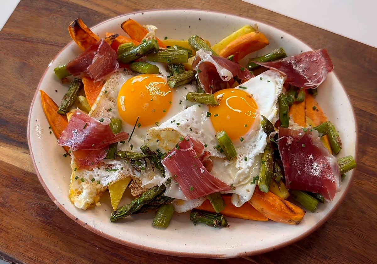 Huevos rotos con boniatos y espárragos